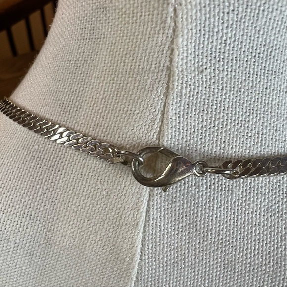 Elegant Silver Heart Necklace - Picture 5 of 8